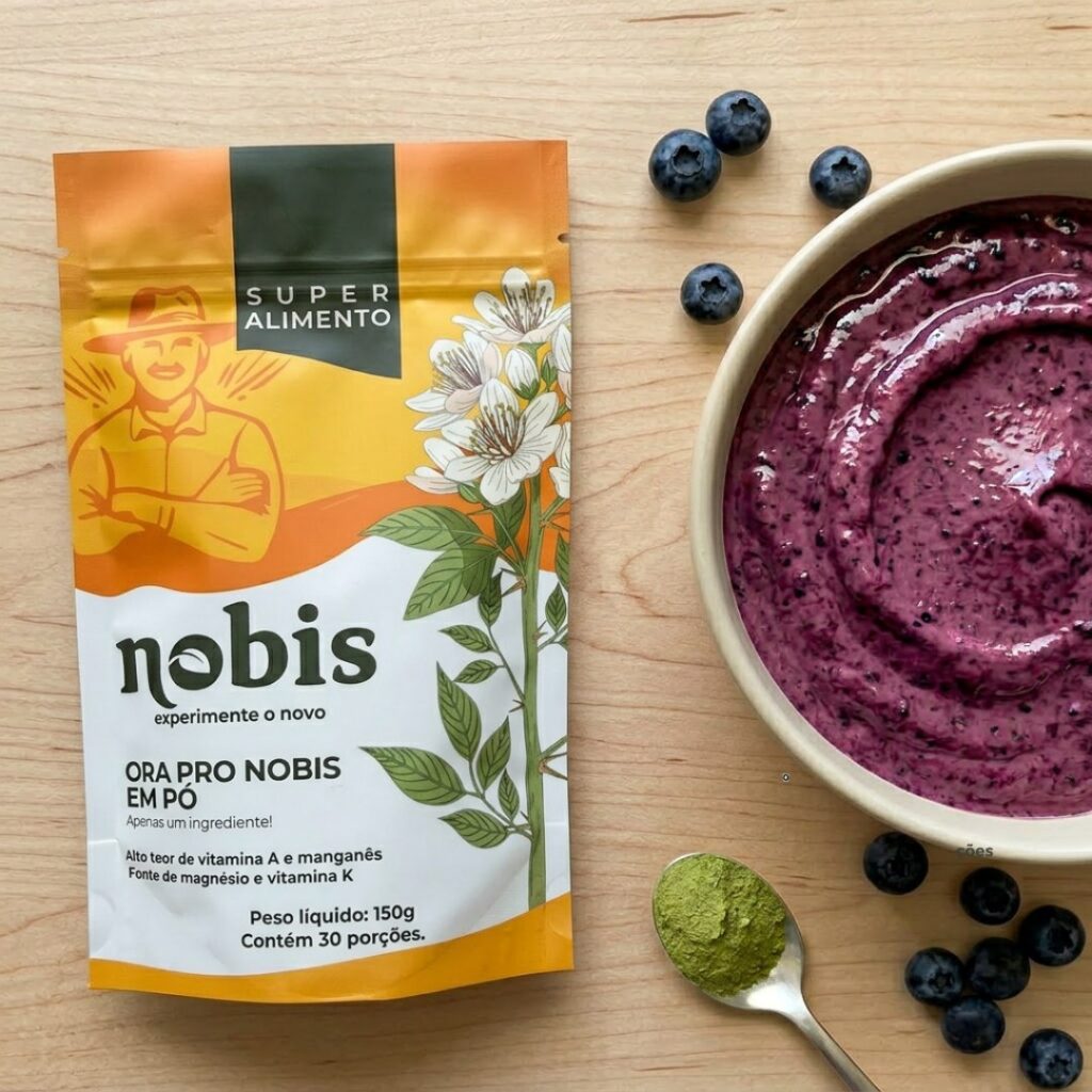Pacote de ora pro nóbis em pó ao lado de uma tigela de smoothie de mirtilo