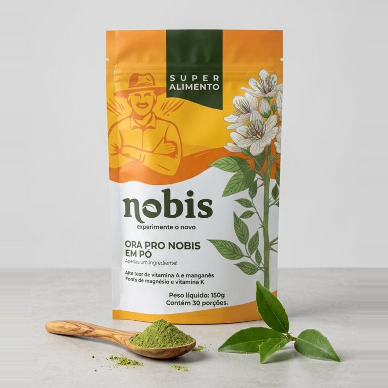 Pacote de ora pro nóbis em pó com uma colher de madeira e folhas frescas